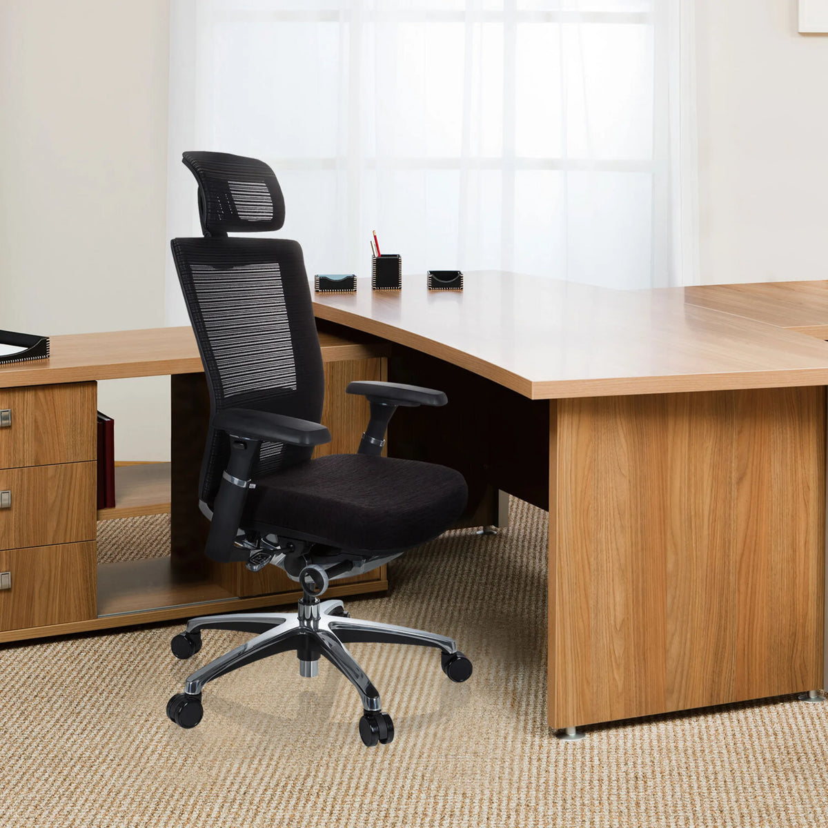 Zwarte High end bureaustoel NOVA PRO I met netrugleuning en hoofdsteun voor een bureau van hjh OFFICE