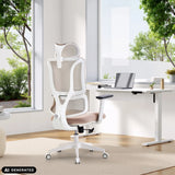 Professionele bureaustoel ERGOMY W in beige met wit frame en netrug bij een bureau van MyBuero (AI-gegenereerde afbeelding)