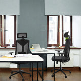 Twee zwarte professionele bureaustoelen KODIAK met netrugleuning aan witte bureaus van hjh OFFICE