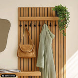 Groene kunstplant Epipremnum Climb in een pot op een houten plank van hjh OFFICE (AI-gegenereerde afbeelding)