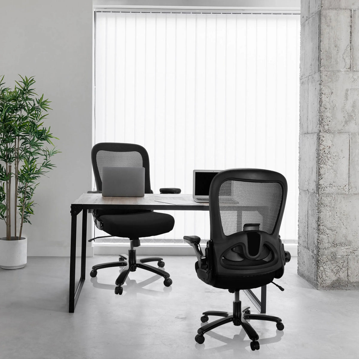 Twee zwarte XXL bureaustoelen INSTRUCTOR SW I met netrugleuning aan een bureau van hjh OFFICE