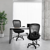 Twee zwarte XXL bureaustoelen INSTRUCTOR SW I met netrugleuning aan een bureau van hjh OFFICE