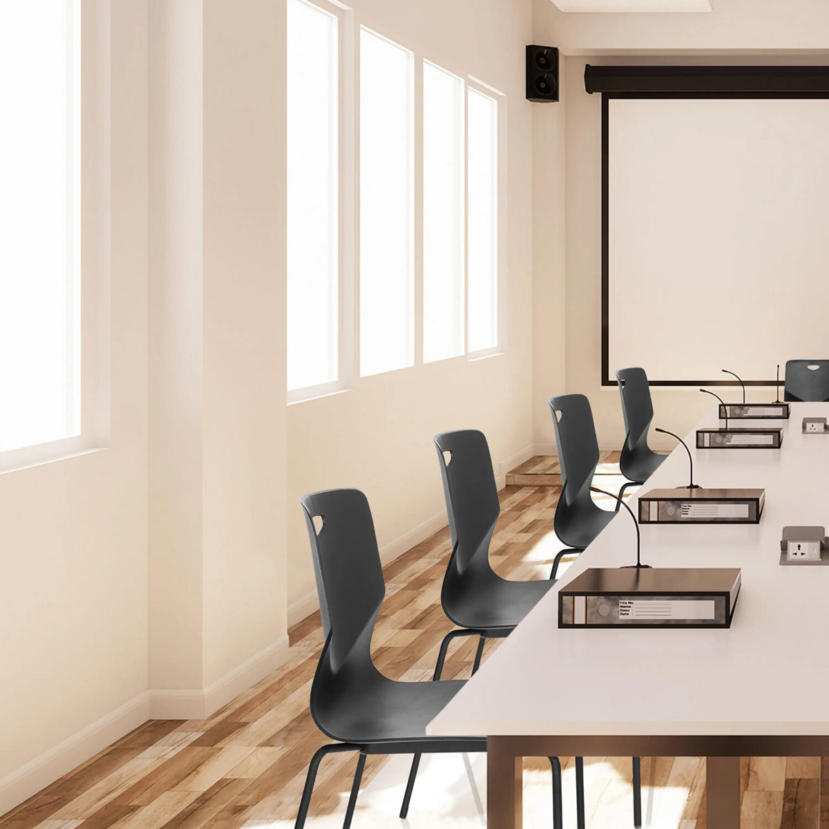 Vierpotige stoel T36 V in zwart in een rij aan een witte conferentietafel van hjh OFFICE