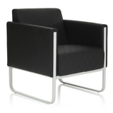 Zwarte gestoffeerde fauteuil ARUBA STEP met ruitstiksel en zilverkleurig frame van hjh OFFICE – 360-gradenweergave (schuin vooraanzicht 40°)