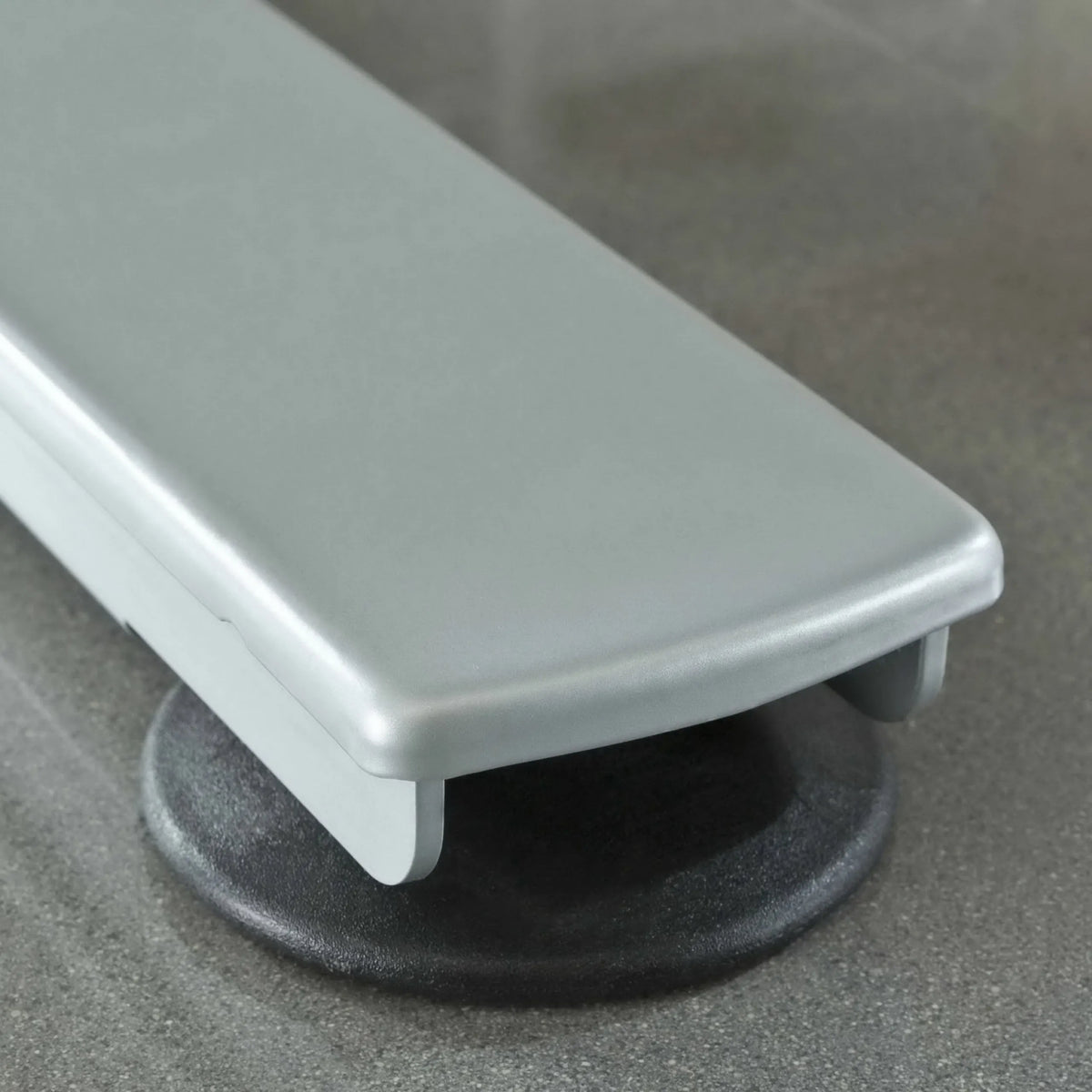 Silberner Fuß mit schwarzem Gleiter des Schreibtischs XMST 612 S von hjh OFFICE PRO