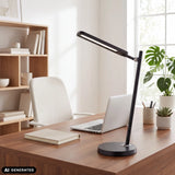Bureaulamp Lumanova D2 in zwart op een houten bureau van hjh OFFICE (AI-gegenereerde afbeelding)