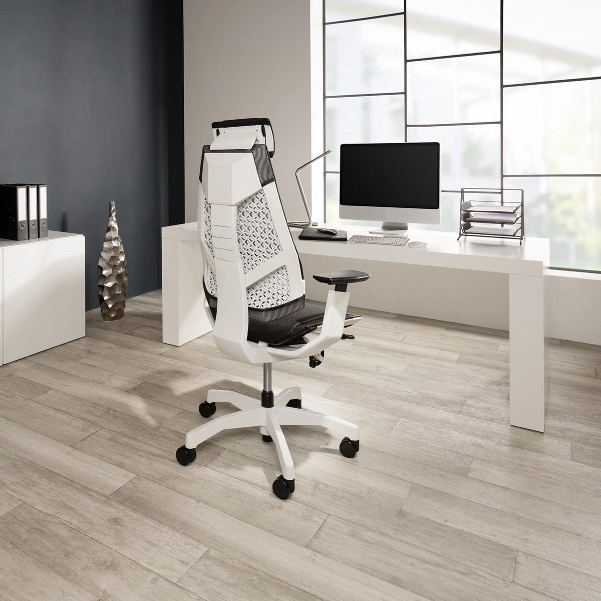 High end bureaustoel GENIDIA PRO WHITE in zwart met wit frame en netrugleuning van hjh OFFICE