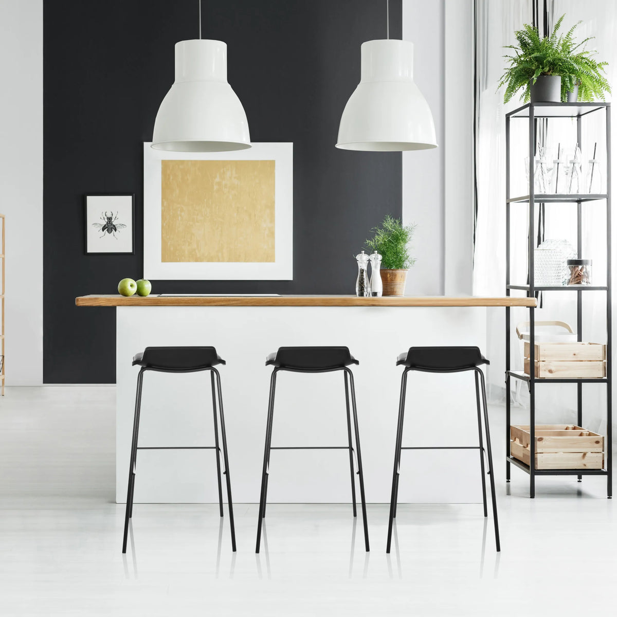 Drie zwarte LONSO 10 barkrukken met slanke poten aan een witte bar met houten blad van hjh OFFICE