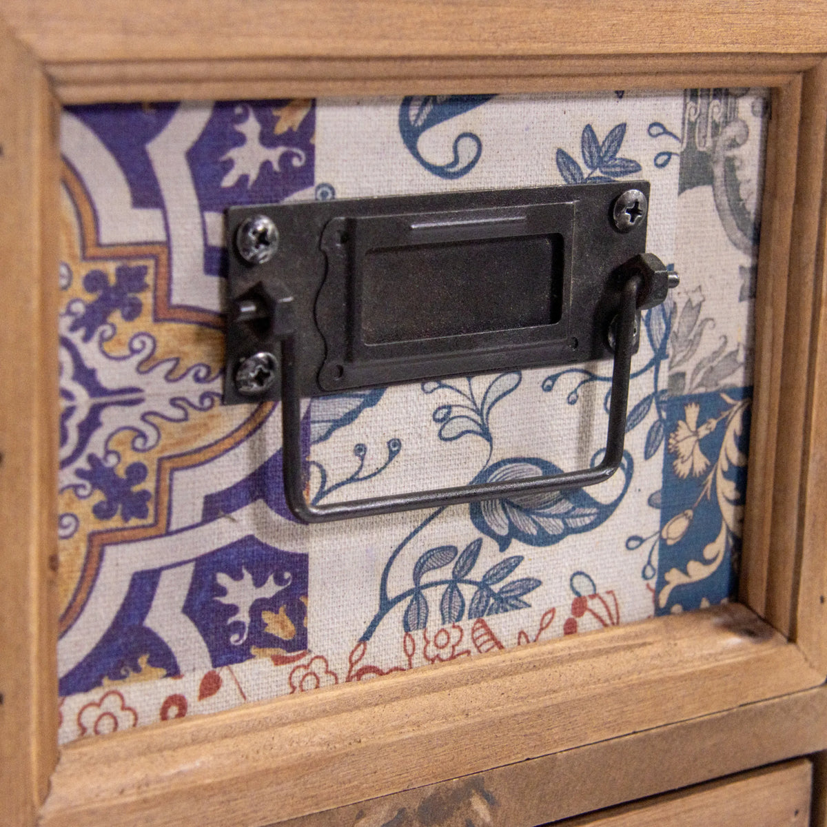 Zwarte metalen handgreep met labelhouder aan het Dressoir CONTINENTO S van hjh LIVING