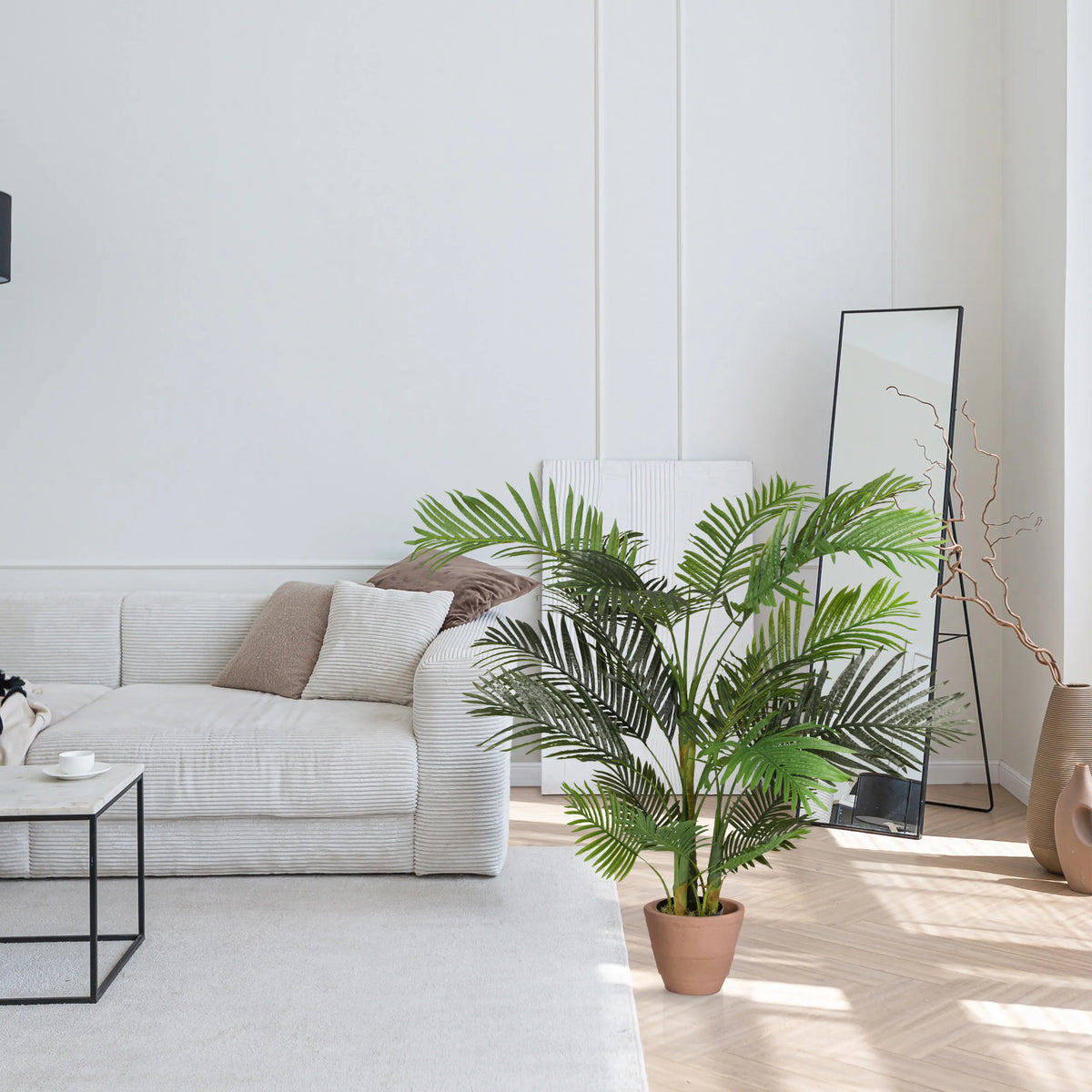 Groene kunstplant ARECA II in een bruine overpot van hjh OFFICE