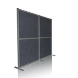 Grijze Scheidingswand FLEXMIUT MODUL met aluminium frame en standvoeten van hjh OFFICE – 360-gradenweergave (schuin vooraanzicht 45°)