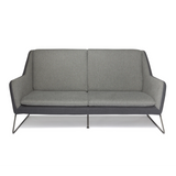Lichtgrijze lounge bank LAGUN met donkergrijze accenten en slanke metalen poten van hjh OFFICE – 360-gradenweergave (vooraanzicht 0°)