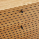 Gegroefde ladefronten met zwarte knoppen van de Commode LINNO K in eiken van hjh LIVING