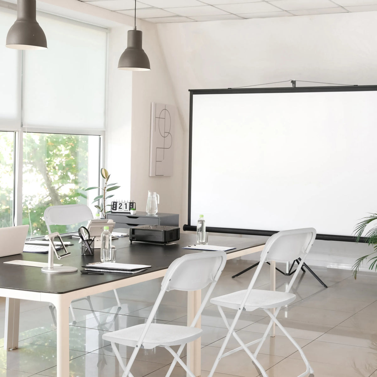 Witte Outdoor stoelen TUDELA XXL W in een lichte conferentieruimte van hjh OFFICE