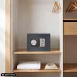 Kluis Safe Compact Mini in antraciet met cijferslot op een houten plank van hjh OFFICE (AI-gegenereerde afbeelding)