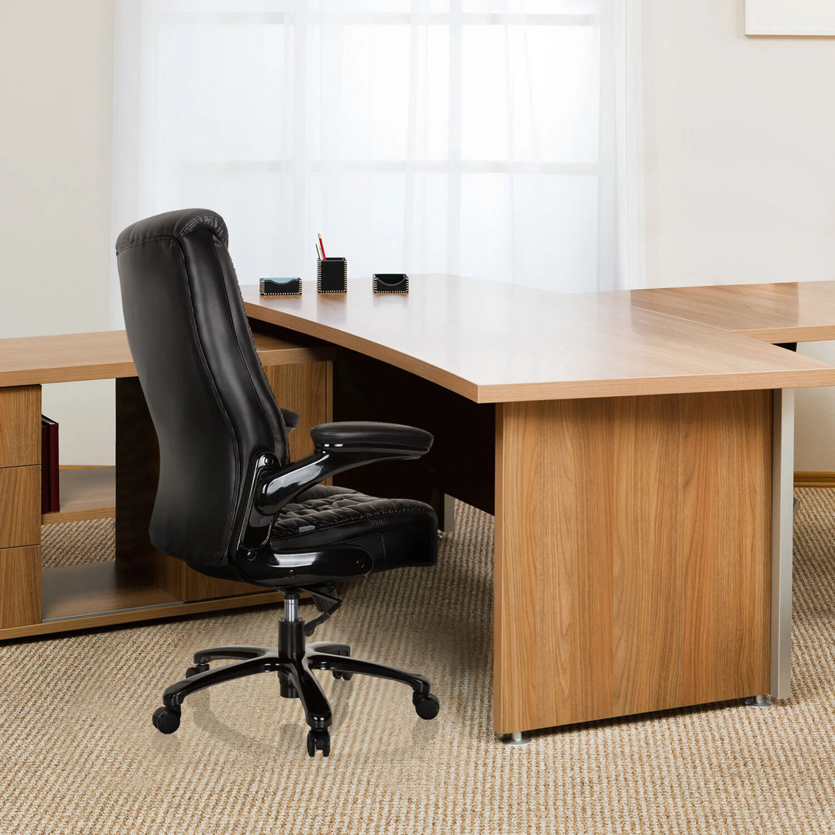 Zwarte XXL bureaustoel INSTRUCTOR III van leer aan een bureau van hjh OFFICE
