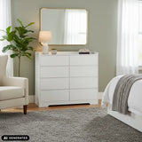 Witte commode OSOYRO met zes lades in een lichte kamer van hjh LIVING (AI-gegenereerde afbeelding)
