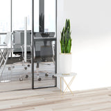 Grüne Kunstpflanze SANSEVIERIA in einem weißen Topf auf einem Beistelltisch von hjh OFFICE
