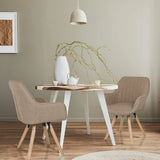 Twee beige SCANDI SOFT gestoffeerde stoelen met houten poten aan een ronde eettafel van hjh LIVING