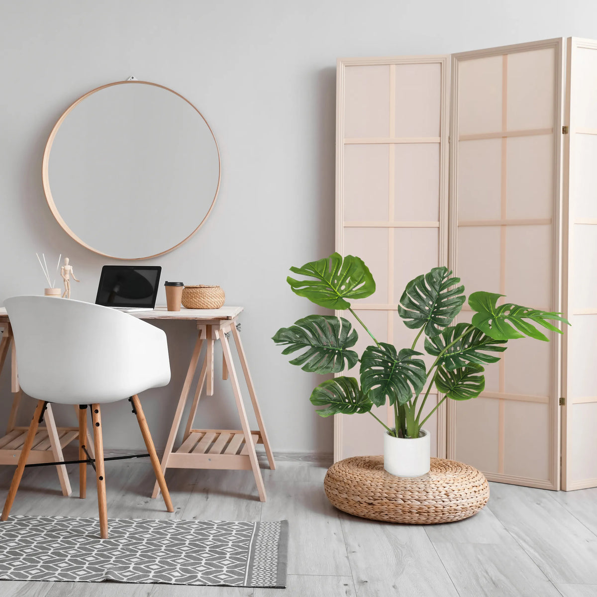 Groene kunstplant MONSTERA I in een witte pot op een gevlochten platform van hjh OFFICE