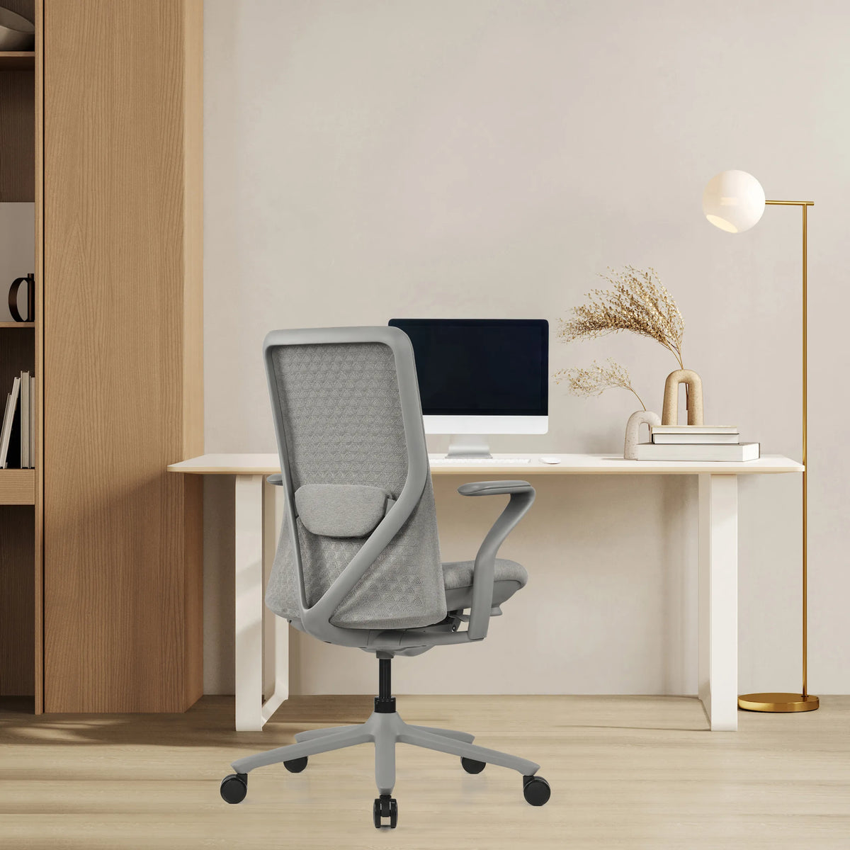 Grijze High end bureaustoel VERVIO met netrugleuning en armleuningen van hjh OFFICE