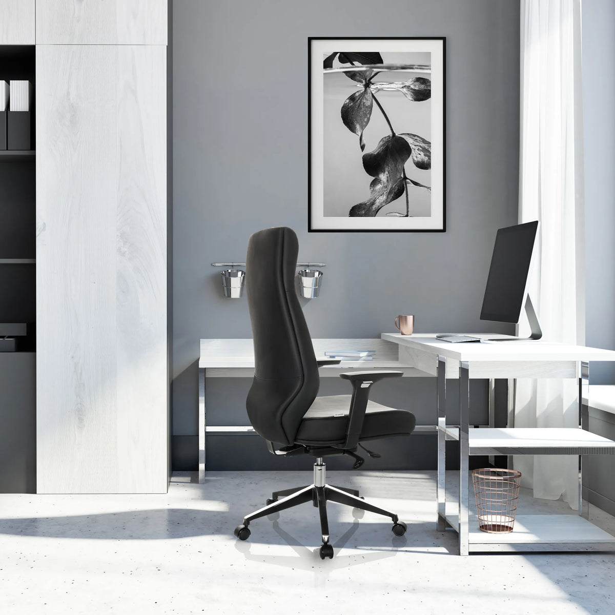Professionele directiestoel VITORO ECO in zwart met een hoge rugleuning en voetkruis voor een wit bureau van hjh OFFICE