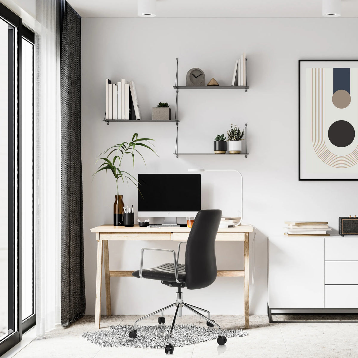 Luxe directiestoel VEMONA 30 in zwart met armleuningen en zwenkwielen aan een bureau van hjh OFFICE