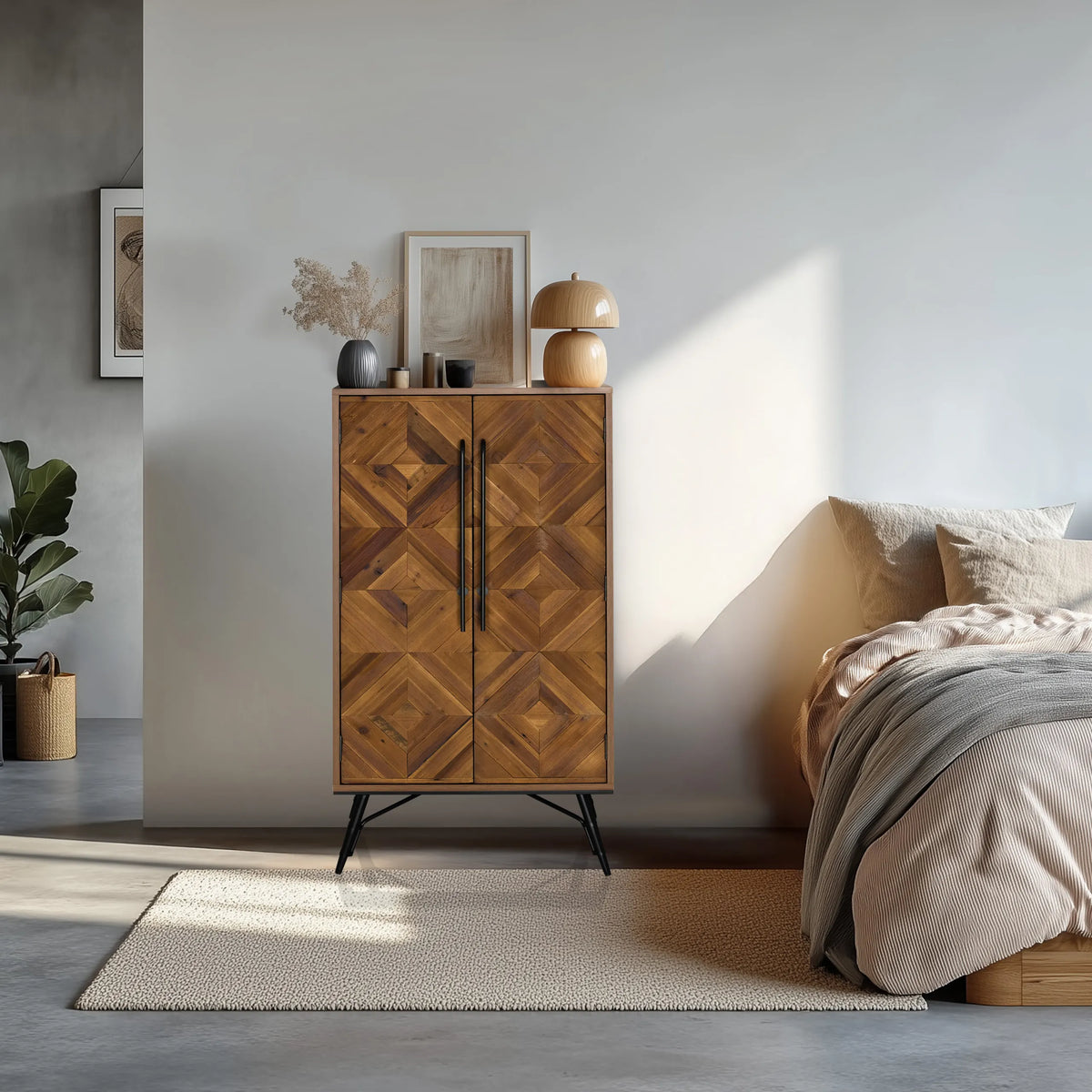 Commode SANTJAGO WOOD HIGH in donkerbruin hout met geometrisch patroon en zwarte metalen poten van hjh LIVING