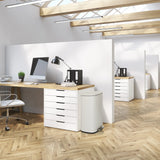 Beige prullenbak CLEAN XV met een inhoud van 50 liter naast een wit bureau van hjh OFFICE