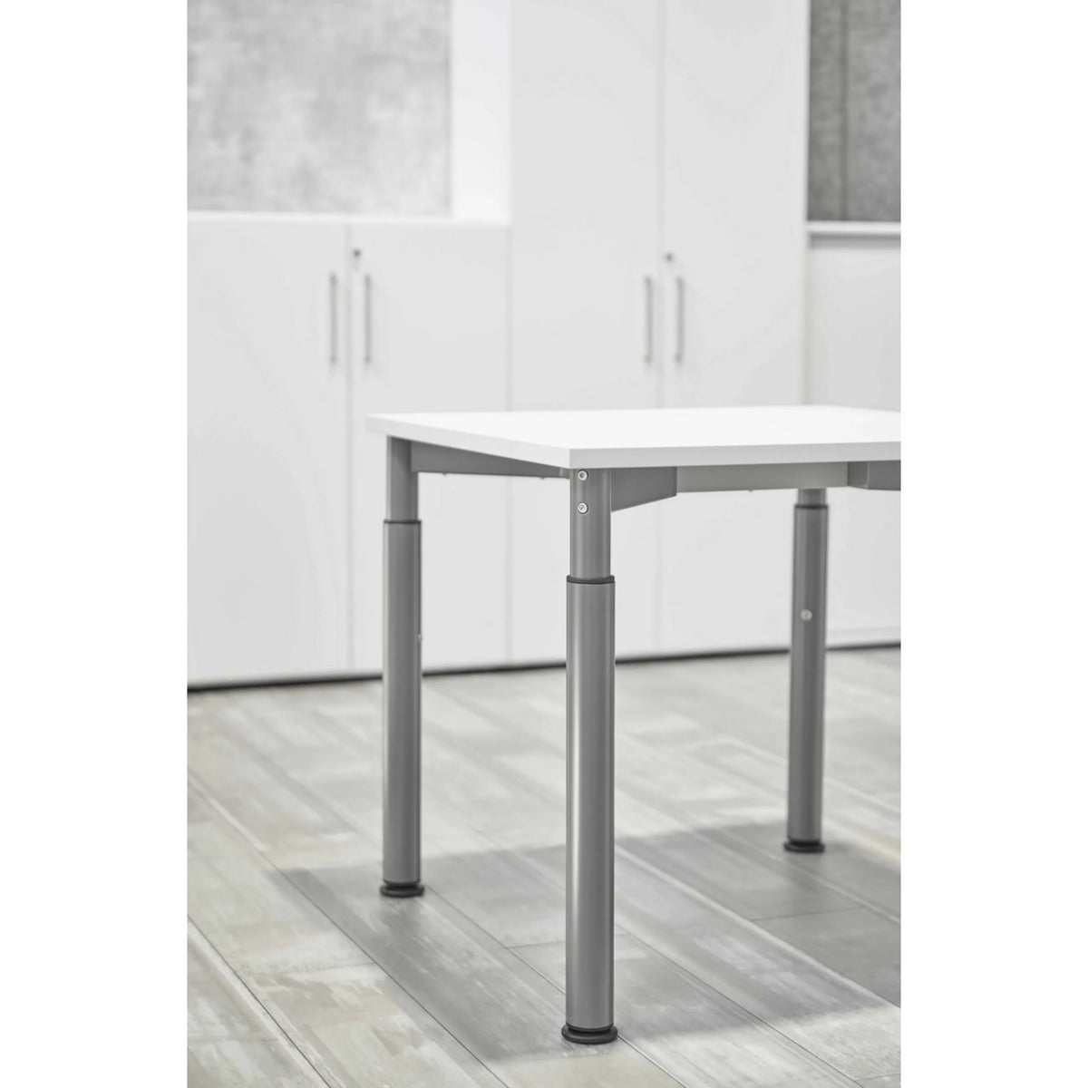 Zilverkleurige tafelpoten van het bureau YAMA 8 G uit de YAMA-serie van hjh OFFICE PRO