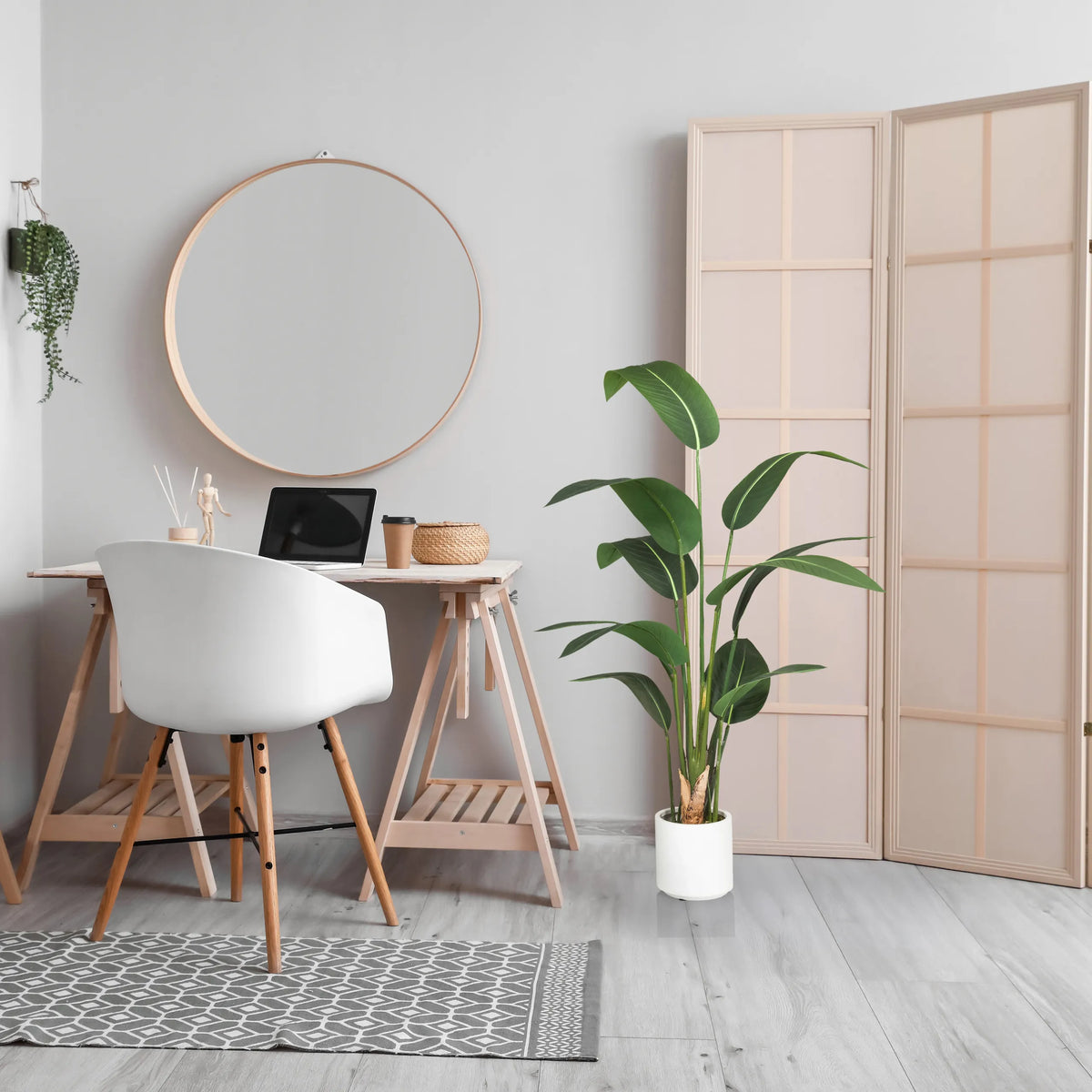Groene Kunstplant STRELITZIA in een witte pot in een lichte kamer van hjh OFFICE