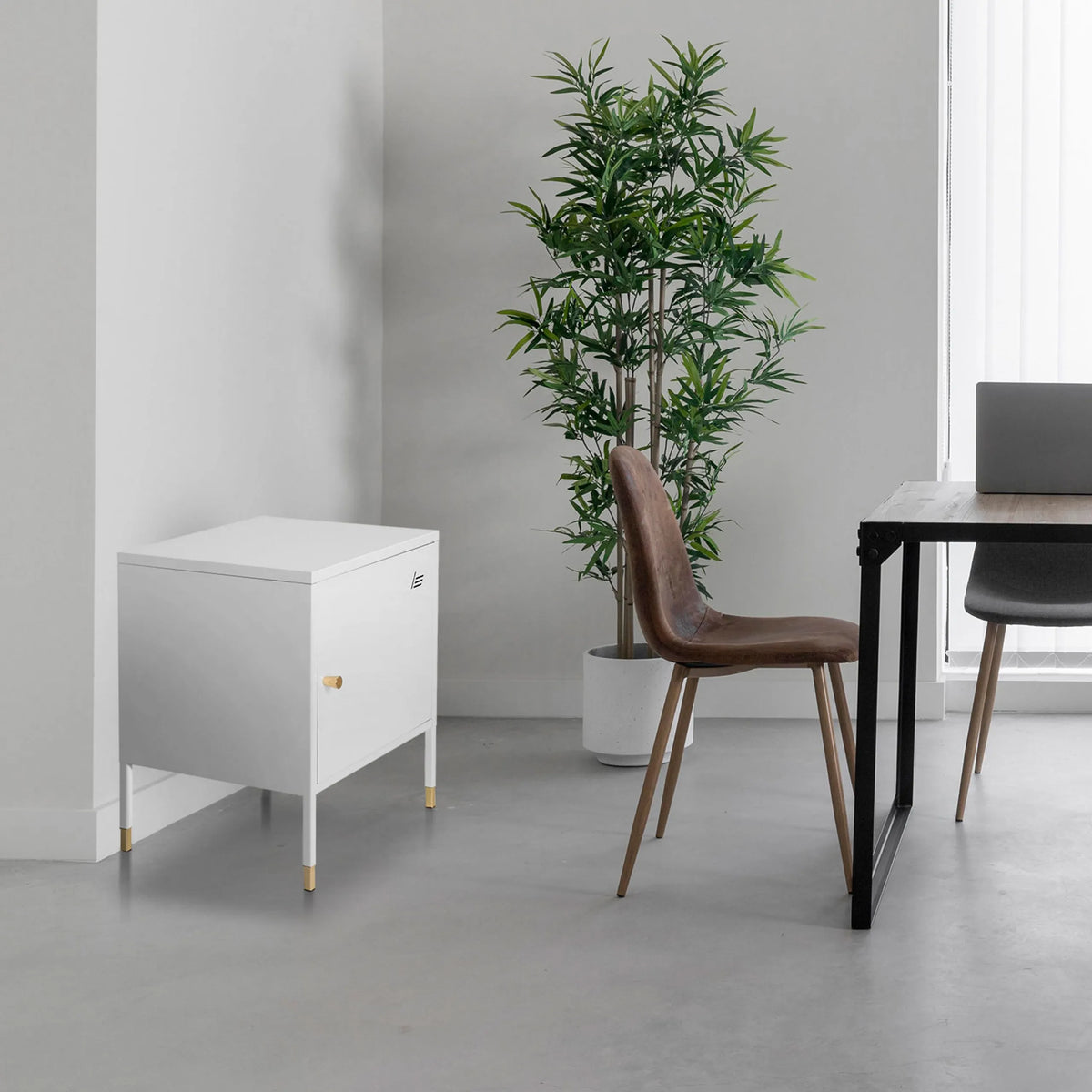 Witte kantoorkast UMEO met goudkleurige poten van hjh OFFICE
