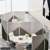 Graue Sicht- und Schallschutz-Trennwände Flexmiut Wave mit geometrischem Muster von hjh OFFICE (KI-generiertes Bild)