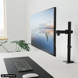 Zwarte Ergomount M1 monitorsteun met een bevestigd scherm aan een bureau van hjh OFFICE (AI-gegenereerde afbeelding)