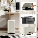 Beige Clean 1 prullenbak met pedaal, binnenemmer en open deksel van hjh OFFICE (AI-gegenereerde afbeelding)