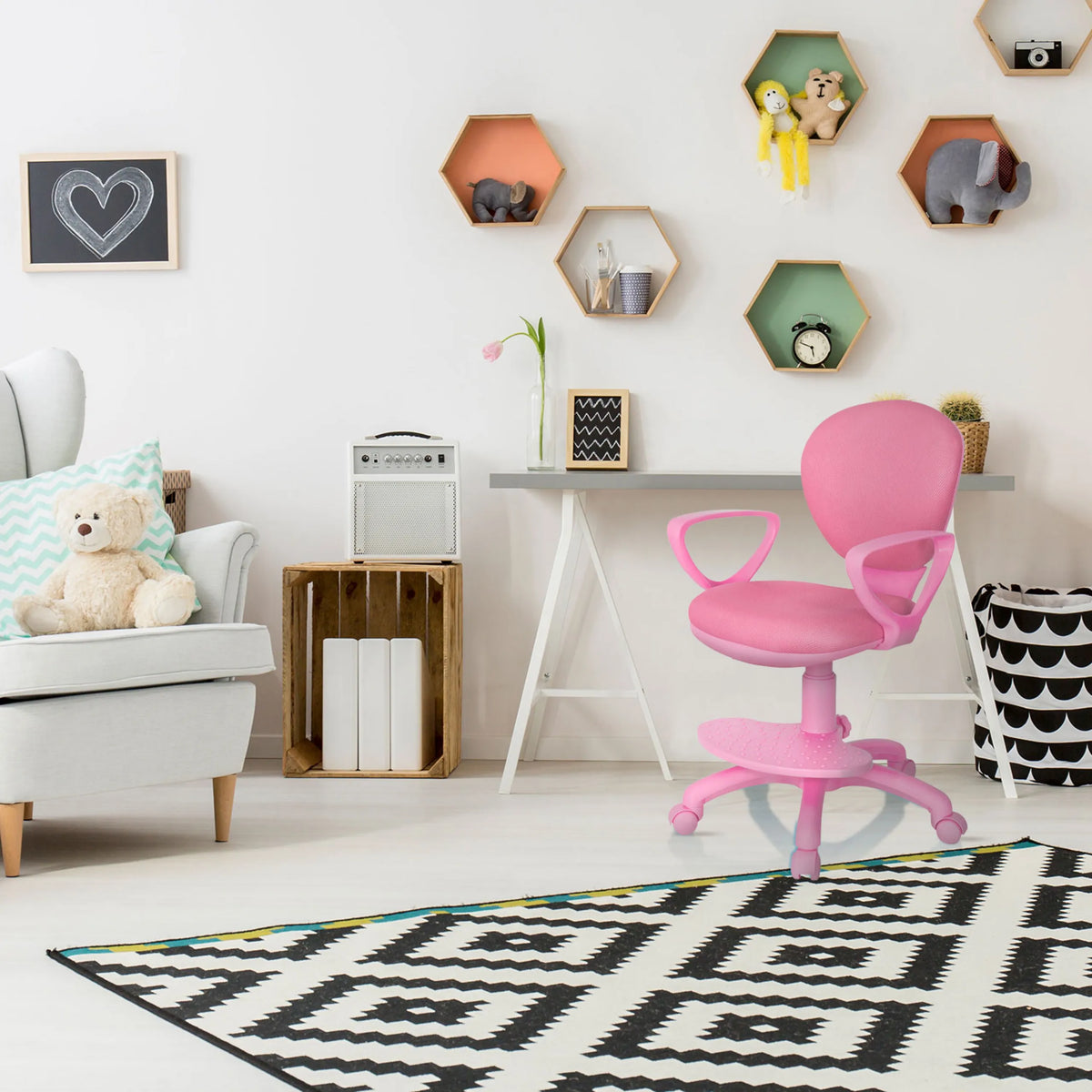 Roze Kinder bureaustoel KID COLOUR met armleuningen en wieltjes in een kinderkamer van hjh OFFICE