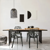 Outdoor stoel ARTIFO TRI in zwart met netrugleuning aan een houten tafel van hjh OFFICE