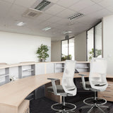 Twee grijze Baliestoelen ASPEN WORK W met witte rugleuningen en armleuningen van hjh OFFICE