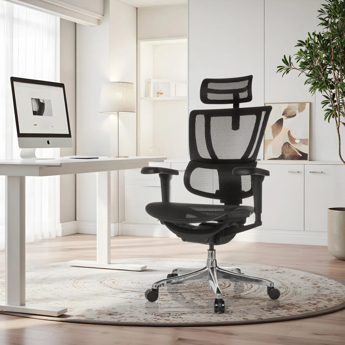 Zwarte luxe directiestoel ERGOHUMAN SLIM ULTRA GEN2 met netrugleuning en hoofdsteun in een licht thuiskantoor van hjh OFFICE