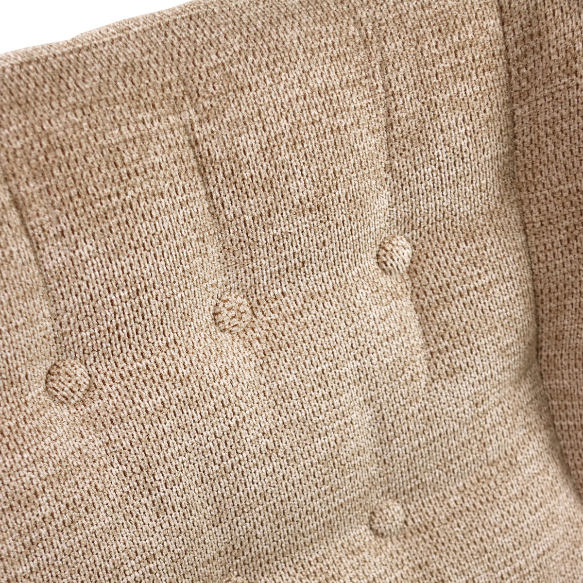 Beigekleurde geweven stof met knopen van de gestoffeerde fauteuil HAVENIO van hjh LIVING