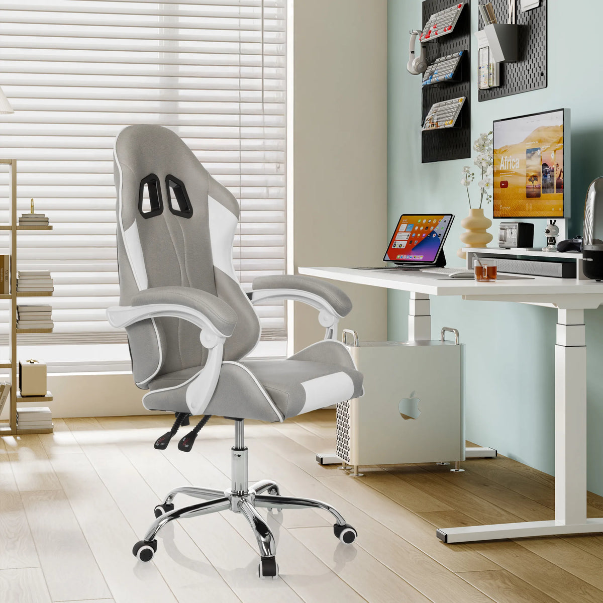 Gamestoel GAMEBREAKER W03 in grijs en wit met armleuningen en zwenkwielen voor een wit bureau van MyBuero