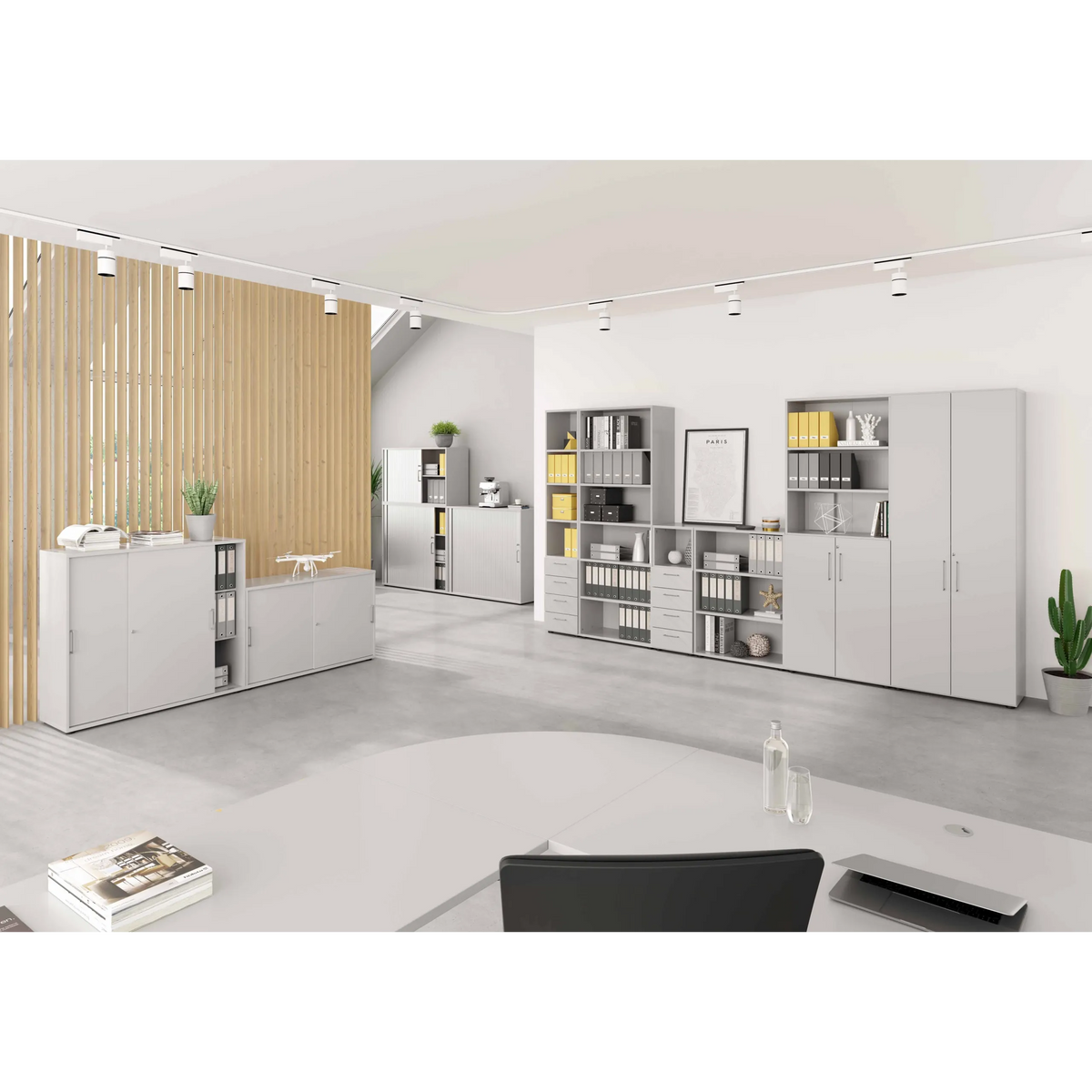 Grauer Schrank mit Türen der Serie BETA 9 in einer modernen Büroumgebung von hjh OFFICE PRO