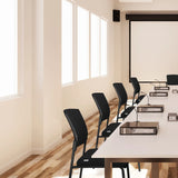 Zwarte vierpotige stoelen K9 V PRO in een rij aan een witte conferentietafel van hjh OFFICE