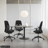 Drie professionele bureaustoelen Skandis in het zwart aan een ronde tafel van hjh OFFICE (AI-gegenereerde afbeelding)