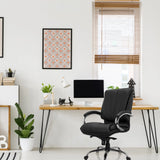 Zwarte bureaustoel XXL H 100 van kunstleder aan een bureau van hjh OFFICE