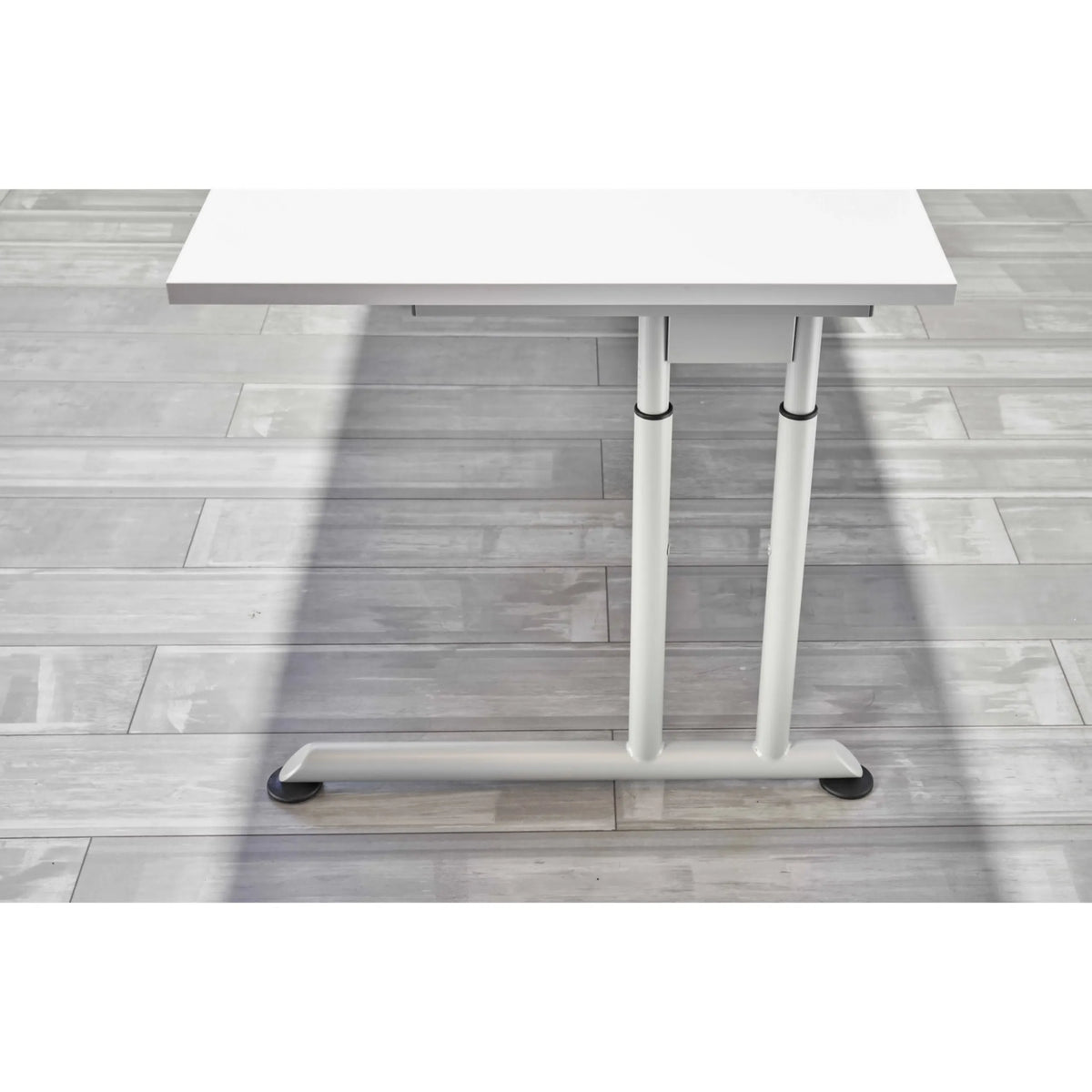 Höhenverstellbares Untergestell in Silber des Schreibtischs ZENO 12 S auf grauem Boden von hjh OFFICE PRO