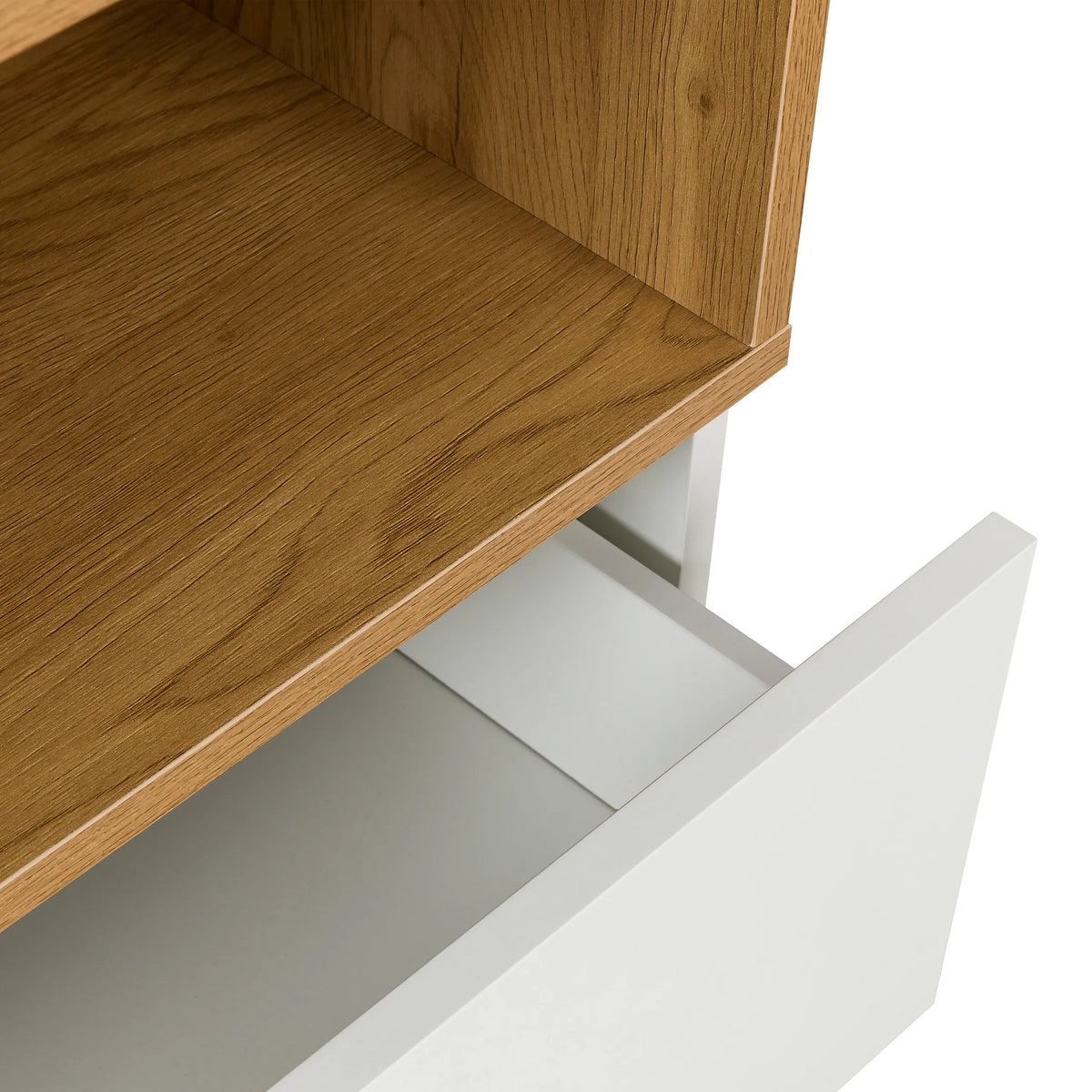 Uitgetrokken witte lade onder een plank in eikenlook van de Commode MELMO K van hjh LIVING