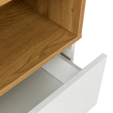 Uitgetrokken witte lade onder een plank in eikenlook van de Commode MELMO K van hjh LIVING