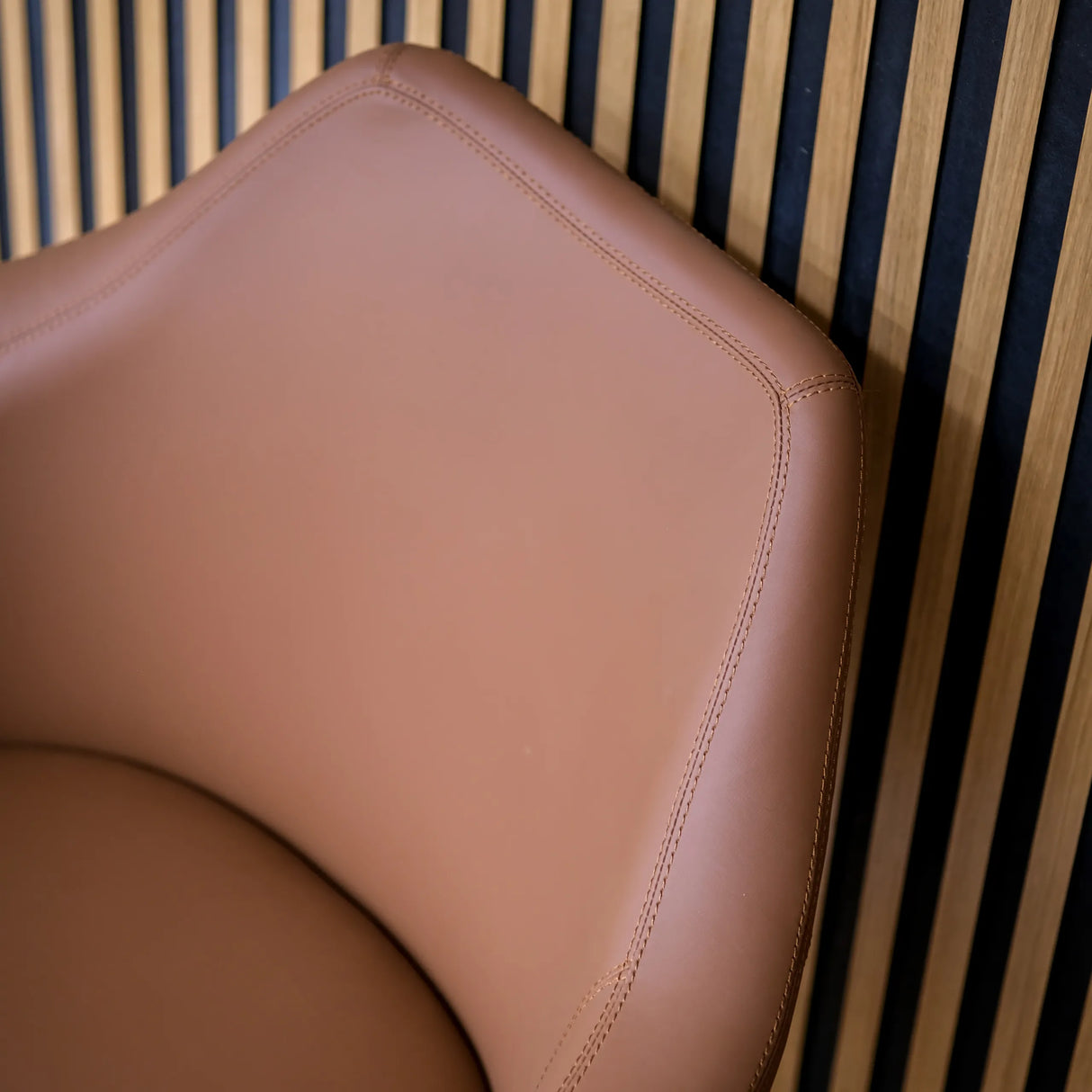 Bruine lederen bekleding van de rugleuning van de ARTEMIA lounge stoel met zichtbare naden van hjh OFFICE
