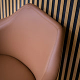 Bruine lederen bekleding van de rugleuning van de ARTEMIA lounge stoel met zichtbare naden van hjh OFFICE